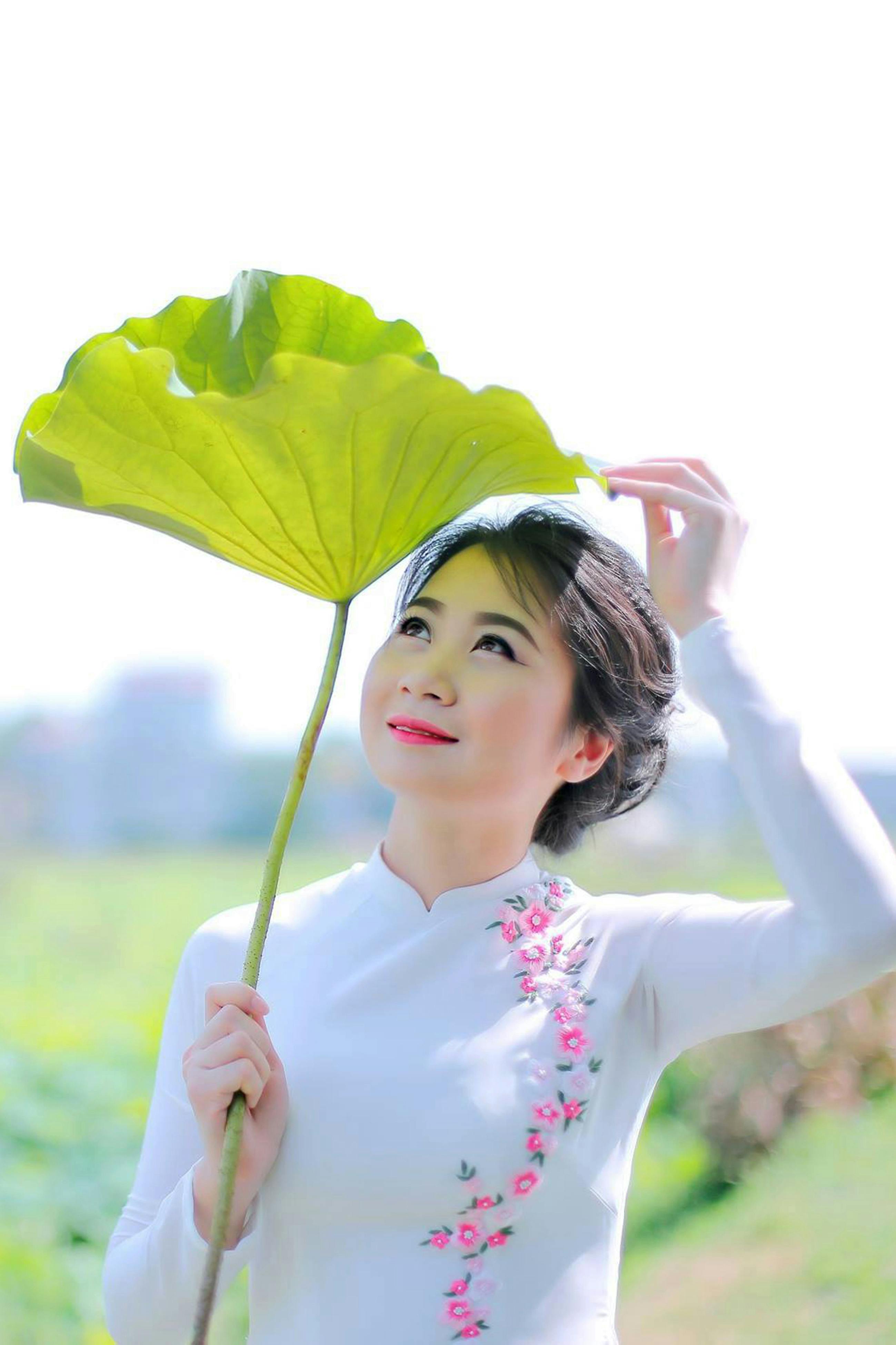 热播推荐卡片：绿色人物氛围海报